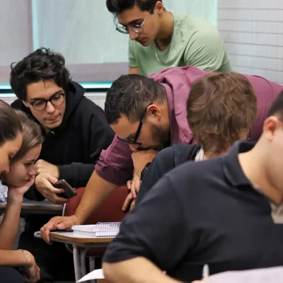 Brasília (DF), 24/10/2024 - Professor do colégio Galois, Samuel Rbeiro Costa, em sala de aula com alunos na preparação nos últimos dias antes da prova do Enem 2024. Foto: José Cruz/Agência Brasil