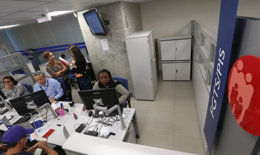 Brasília - Neste sábado, 37 agências da Caixa Econômica Federal do Distrito Federal e entorno estão abertas das 9h às 15h para atendimento exclusivo sobre contas inativas do FGTS (Fabio Rodrigues Pozzebom/Agência Brasil)