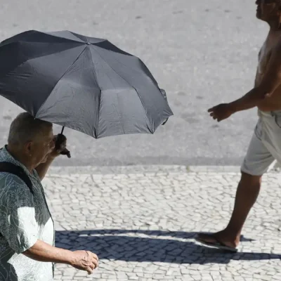 Rio de Janeiro (RJ), 26/12/2025 – Pessoas se protegem do sol no centro da cidade em dia de calor no Rio de Janeiro. Foto: Fernando Frazão/Agência Brasil