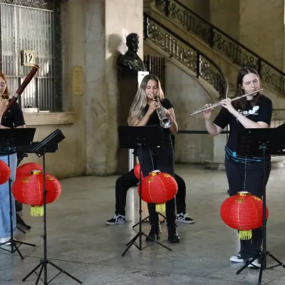 Rio de Janeiro (RJ), 23/06/2026 - Apresentação da Orquestra Sinfônica Juvenil Chiquinha Gonzaga, grupo feminino formado por estudantes da rede pública, no Corredor Cultural da Central do Brasil. Foto: Rovena Rosa/Agência Brasil