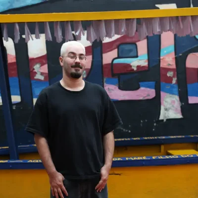 Rio de Janeiro, 25/06/2026 - O artista Affonso Dalua inaugura a exposição Do Mangue à Lage nesta sexta (dia 26) na Galeria 535, no Observatório de Favelas, Complexo da Maré. Foto: Rovena Rosa/Agência Brasil