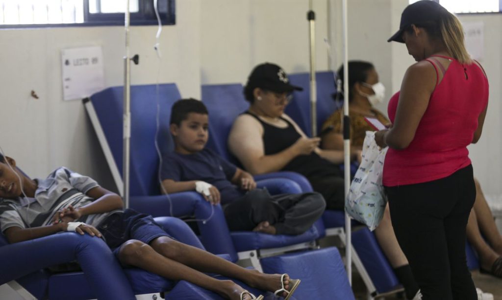 Brasília (DF), 04/03/2024 - Pacientes com suspeita de dengue recebem atendimento em unidade montada na administração de Ceilândia, no Distrito Federal. Foto: Marcelo Camargo/Agência Brasil