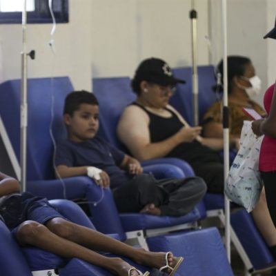 Brasília (DF), 04/03/2024 - Pacientes com suspeita de dengue recebem atendimento em unidade montada na administração de Ceilândia, no Distrito Federal. Foto: Marcelo Camargo/Agência Brasil