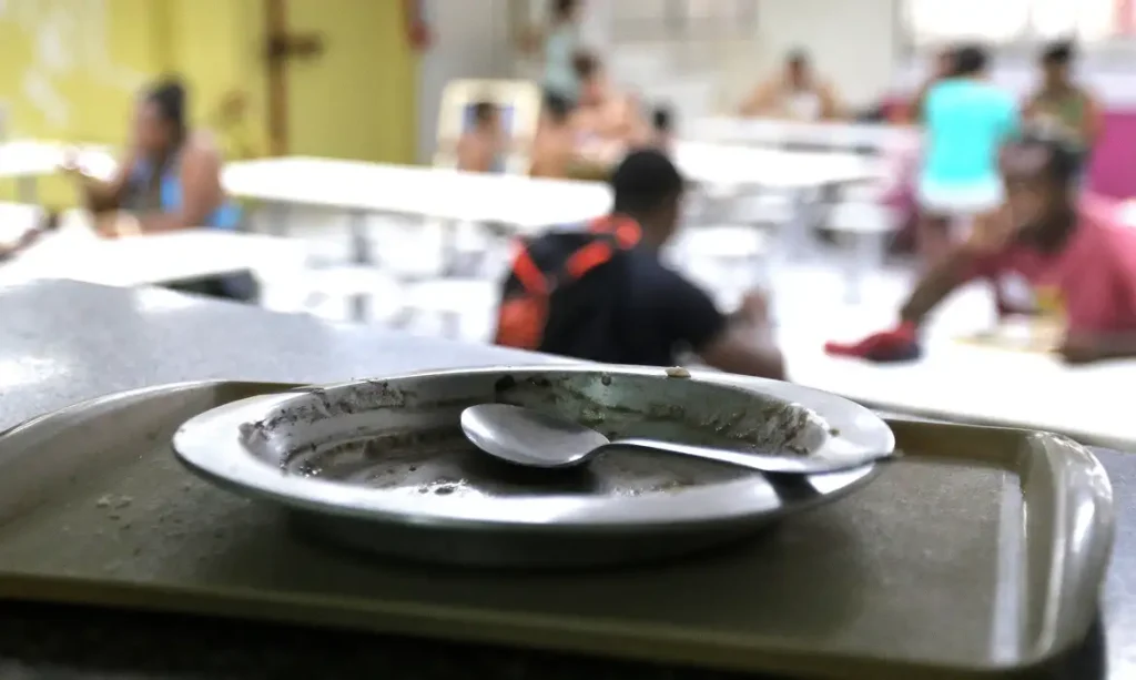 Rio de Janeiro (RJ), 03/03/2023 - Prato vazio de comida. Distribuição de almoço realizado pelo projeto Fraternidade na Rua, no centro de acolhimento da organização humanitária Fraternidade sem Fronteiras, na região central da cidade. Foto:Tânia Rêgo/Agência Brasil