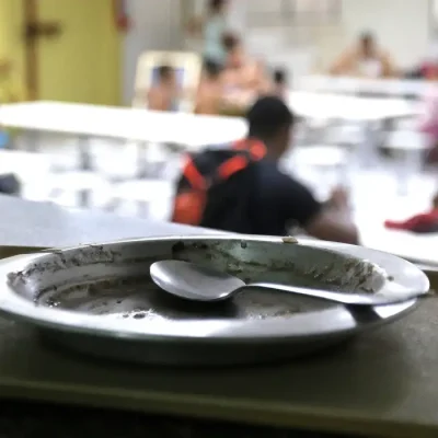 Rio de Janeiro (RJ), 03/03/2023 - Prato vazio de comida. Distribuição de almoço realizado pelo projeto Fraternidade na Rua, no centro de acolhimento da organização humanitária Fraternidade sem Fronteiras, na região central da cidade. Foto:Tânia Rêgo/Agência Brasil