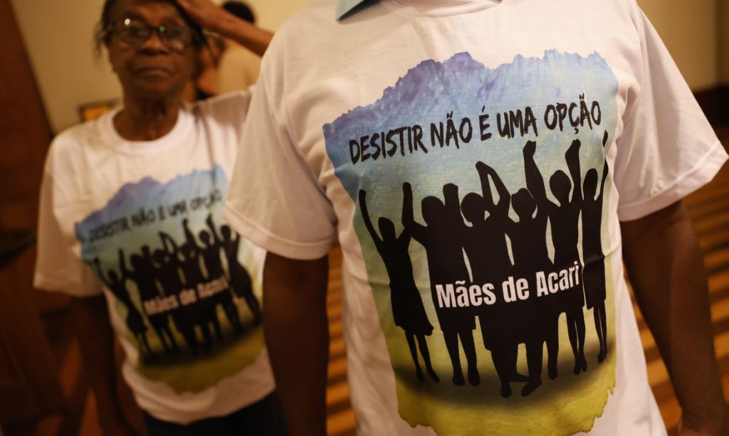 Rio de Janeiro (RJ) 17/12/2024 – Familiares das vítimas da Chacina de Acari e advogados que os representam fazem a leitura pública da sentença de condenação do Estado brasileiro no caso, divulgada pela Corte Interamericana de Direitos Humanos. Foto: Fernando Frazão/Agência Brasil