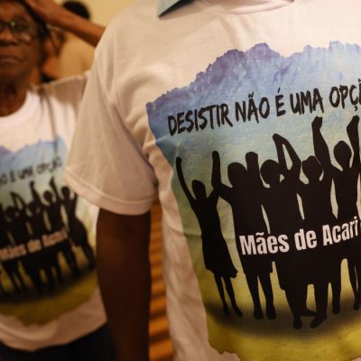 Rio de Janeiro (RJ) 17/12/2024 – Familiares das vítimas da Chacina de Acari e advogados que os representam fazem a leitura pública da sentença de condenação do Estado brasileiro no caso, divulgada pela Corte Interamericana de Direitos Humanos. Foto: Fernando Frazão/Agência Brasil