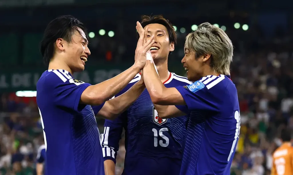 Junya Ito, do Japão, comemora o terceiro gol com Ayase Ueda e Daichi Kamada
20 de junho de 2026  também do Japão. REUTERS/Daniel Becerril