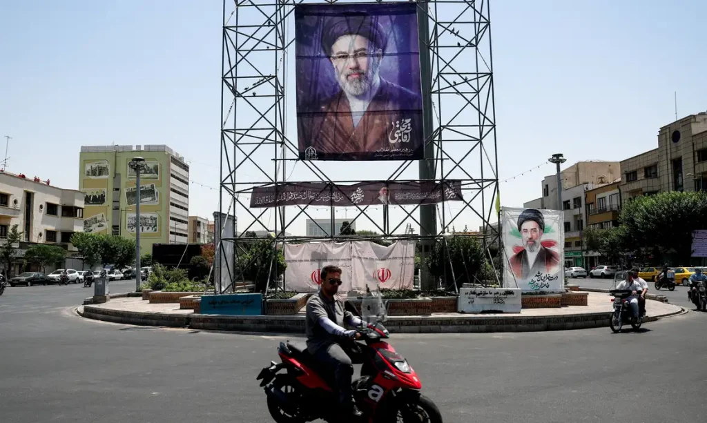 Pessoas passam por um banner com uma foto do líder supremo do Irã, Mojtaba Khamenei, em Teerã
28 de junho de 2026
Majid Asgaripour/WANA via REUTERS