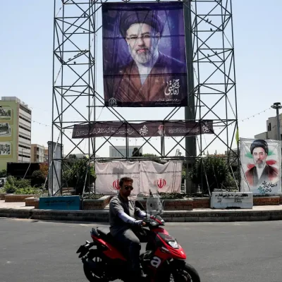 Pessoas passam por um banner com uma foto do líder supremo do Irã, Mojtaba Khamenei, em Teerã
28 de junho de 2026
Majid Asgaripour/WANA via REUTERS