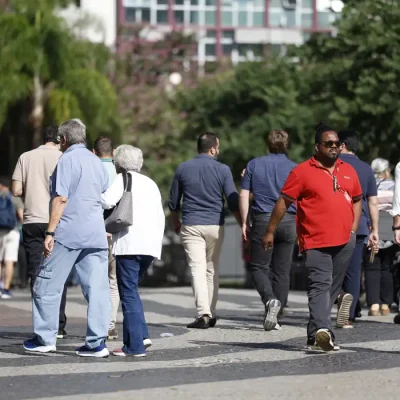 Rio de Janeiro (RJ), 28/05/2026 – Trabalhadores no Largo da Carioca após aprovação pela Câmara dos Deputados da PEC que acaba com escala de trabalho 6x1. Foto: Fernando Frazão/Agência Brasil
