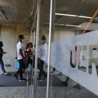 Entrada dos candidatos para o primeiro dia de provas do Exame Nacional do Ensino Médio (Enem) 2020, na Universidade Estadual do Rio de Janeiro(UERJ), na zona norte do Rio.