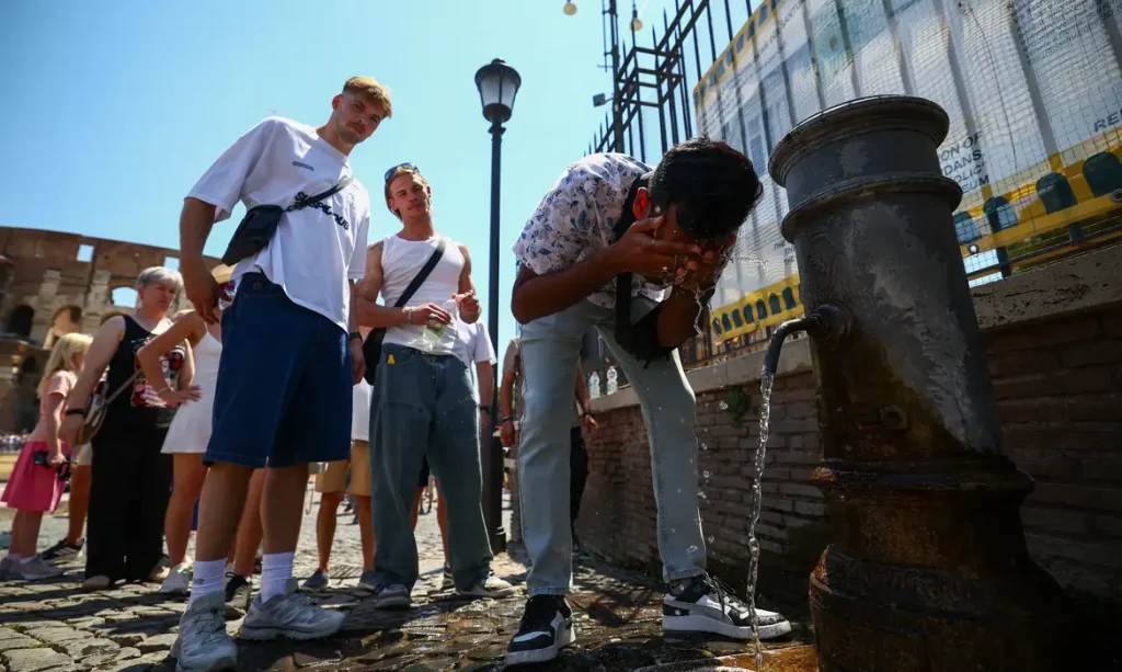 Uma pessoa se refresca em uma fonte pública próxima ao Coliseu durante uma onda de calor em Roma
20 de junho de 2026
REUTERS/Guglielmo Mangiapane