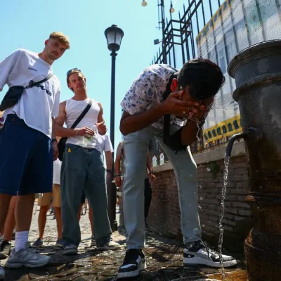 Uma pessoa se refresca em uma fonte pública próxima ao Coliseu durante uma onda de calor em Roma
20 de junho de 2026
REUTERS/Guglielmo Mangiapane