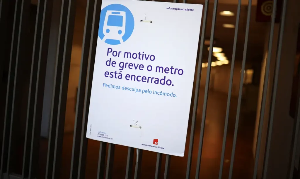 Entrada de metrô fechada em Lisboa, Portugal
3 de junho de 2026
REUTERS/Pedro Nunes