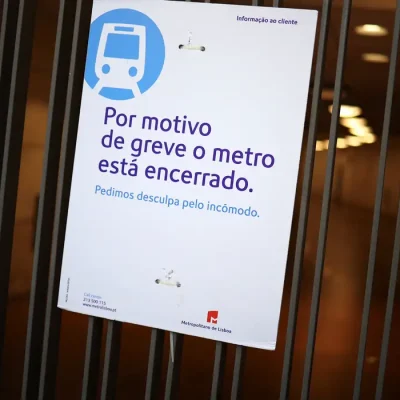 Entrada de metrô fechada em Lisboa, Portugal
3 de junho de 2026
REUTERS/Pedro Nunes