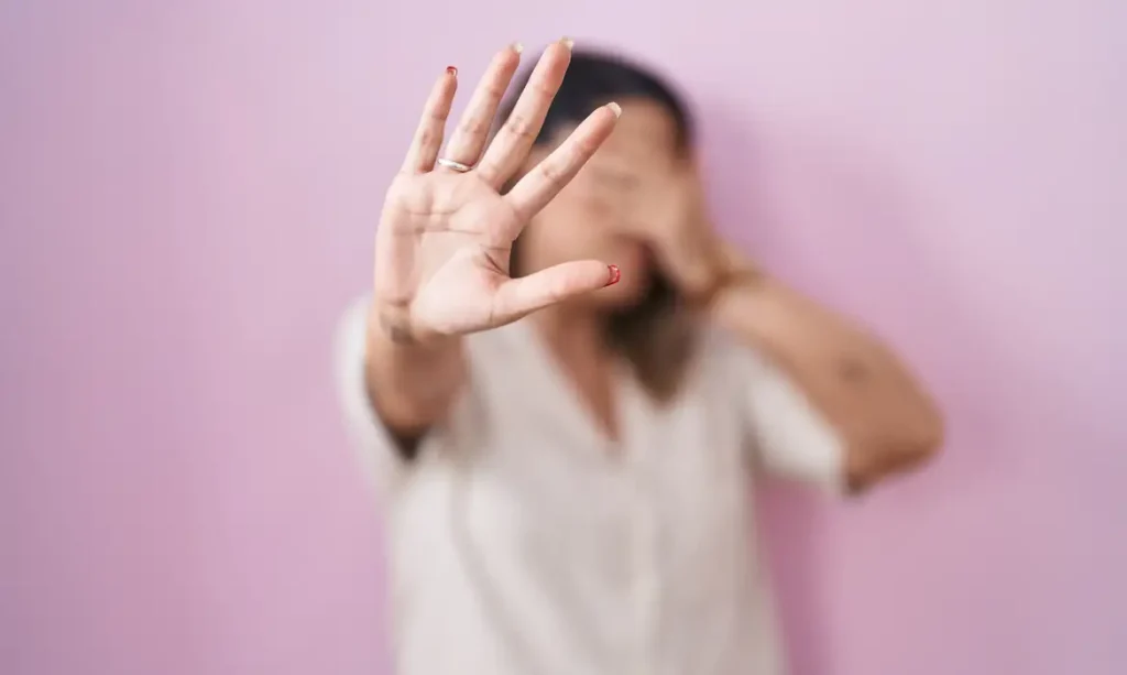 Violência contra a mulher, criança e adolescente. Violência doméstica. Foto: Freepick