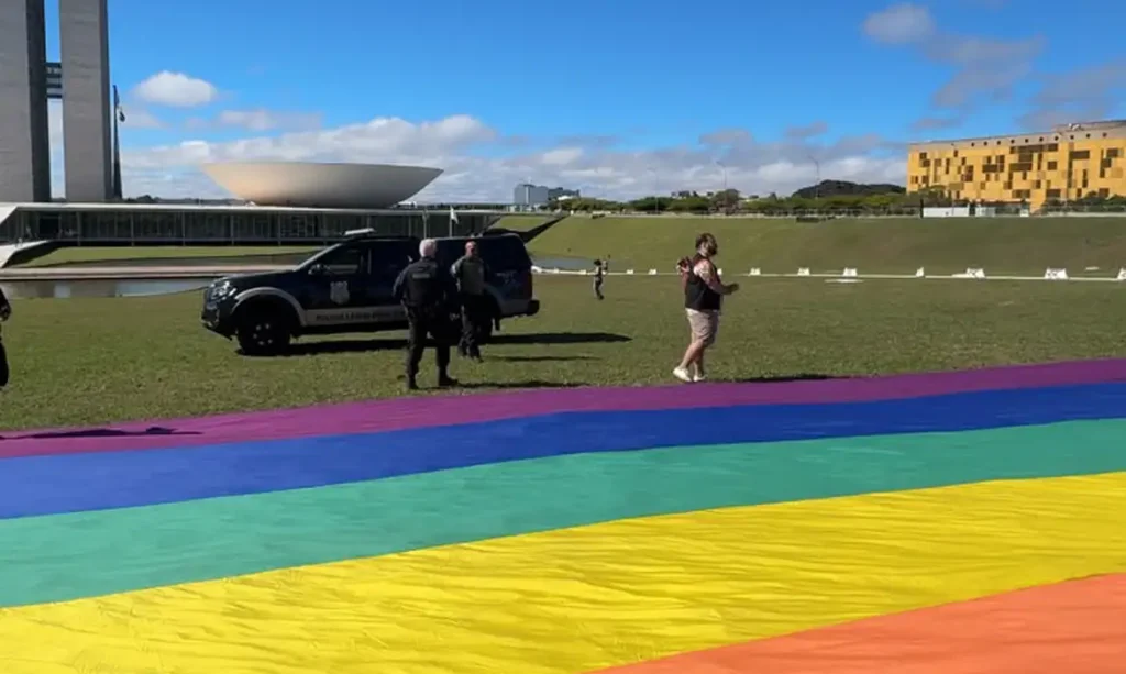 Brasília (DF), 28/06/2026 - No dia do orgulho LGBT, polícia legislativa proíbe bandeira em gramado do Congresso Nacional. Foto: Grupo Estruturação/Divulgação