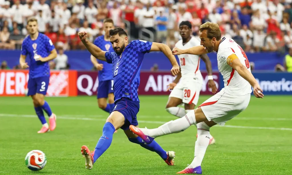 Soccer Football - FIFA World Cup 2026 - Group L - England v Croatia - Dallas Stadium, Arlington, Texas, U.S. - June 17, 2026 England's Harry Kane shoots at goal under pressure from Croatia's Josip Sutalo REUTERS/Kai Pfaffenbach