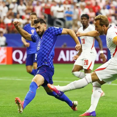 Soccer Football - FIFA World Cup 2026 - Group L - England v Croatia - Dallas Stadium, Arlington, Texas, U.S. - June 17, 2026 England's Harry Kane shoots at goal under pressure from Croatia's Josip Sutalo REUTERS/Kai Pfaffenbach