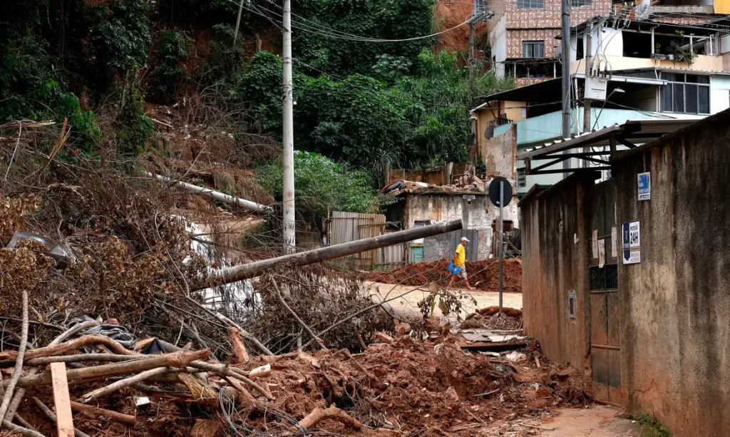 Juiz de Fora (MG), 19/03/2026 - Bairro Três Moinhos, um dos mais afetados pelas fortes chuvas. Um mês depois dos deslizamentos e alagamentos que causaram a morte de mais de 70 pessoas em Juiz de Fora, além de deixar milhares de pessoas desabrigadas. Foto: Tânia Rêgo/Agência Brasil