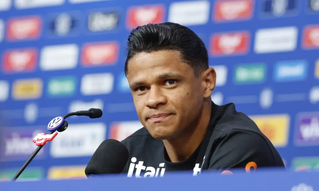 16/06/2026 - O jogador da seleção brasileira de futebol, Douglas Santos, durante entrevista coletiva.  Rafael Ribeiro/CBF