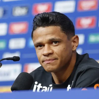 16/06/2026 - O jogador da seleção brasileira de futebol, Douglas Santos, durante entrevista coletiva. Rafael Ribeiro/CBF