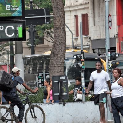 São Paulo (SP), 27/12/2025 - Pessoas na rua durante forte onda de calor. Operação Altas Temperaturas em São Paulo, devido ao forte calor na cidade. Foto: Paulo Pinto/Agencia Brasil