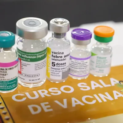 Rio Branco (AC), 07/05/2026 – Conjunto de vacinas apresentadas durante treinamento incluindo Vacina Varivax (catapora), vacina Febre Amarela, vacina Influenza, vacina contra o HPV e vacina pentavalente no curso Sala de Vacina, da MSD, ministrado em Rio Branco (AC). Foto: Tomaz Silva/Agência Brasil