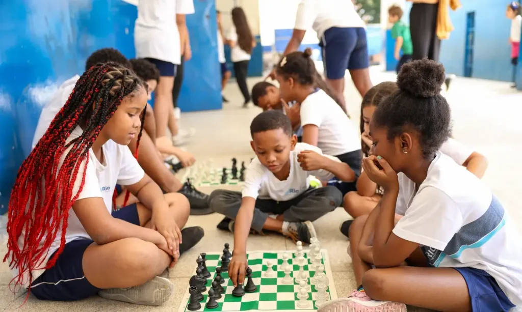 Rio de Janeiro (RJ), 27/08/2025 – Alunos jogam xadrez durante intervalo no Ginásio Experimental Olímpico Reverendo Martin Luther King, na Praça da Bandeira, no Rio de Janeiro. Foto: Tomaz Silva/Agência Brasil