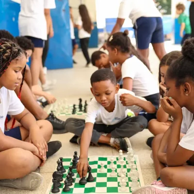 Rio de Janeiro (RJ), 27/08/2025 – Alunos jogam xadrez durante intervalo no Ginásio Experimental Olímpico Reverendo Martin Luther King, na Praça da Bandeira, no Rio de Janeiro. Foto: Tomaz Silva/Agência Brasil