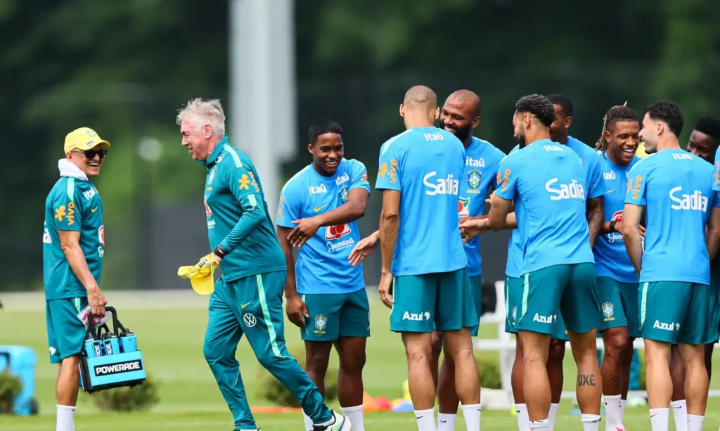 Carlo Ancelotti comemora seu aniversário com os jogadores durante o treinamento
10 de junho de 2026 IMAGN IMAGES via Reuters/Caean Couto
