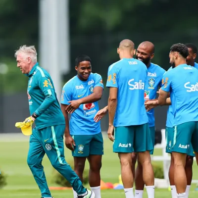 Carlo Ancelotti comemora seu aniversário com os jogadores durante o treinamento
10 de junho de 2026 IMAGN IMAGES via Reuters/Caean Couto