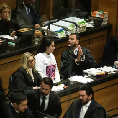 Rio de Janeiro (RJ), 23/03/2026 – A mãe do menino Henry Borel, Monique Medeiros e advogados de defesa durante Tribunal do Júri, no Tribunal de Justiça do Rio de Janeiro, no centro da capital fluminense. Foto: Tomaz Silva/Agência Brasil