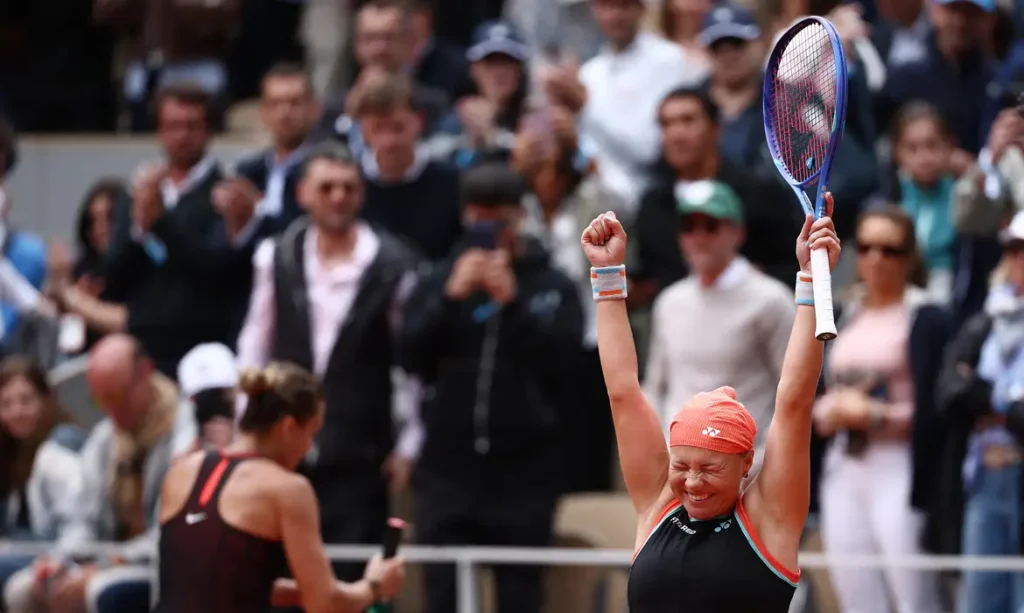 Diana Shnaider celebra após vencer Sabalenka no Aberto da França
 3 de junho de 2026    REUTERS/Guglielmo Mangiapane