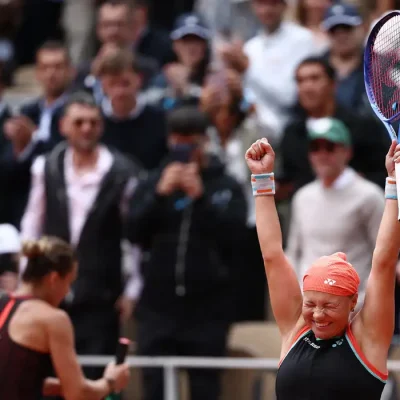 Diana Shnaider celebra após vencer Sabalenka no Aberto da França
 3 de junho de 2026    REUTERS/Guglielmo Mangiapane