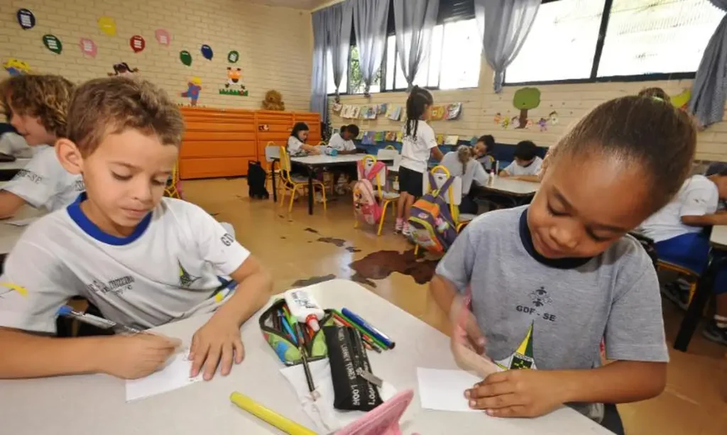 Crianças da educação infantil em sala de aula