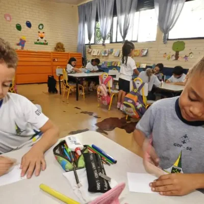 Crianças da educação infantil em sala de aula