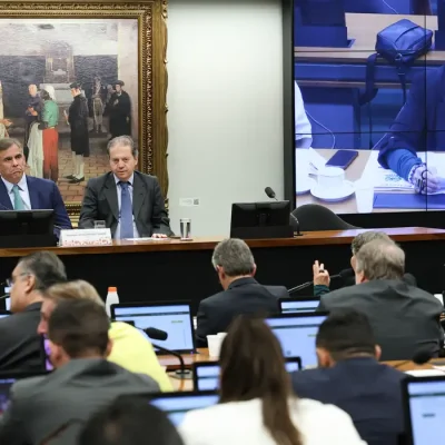 Brasília – DF – 10/06/2026 – Reunião da Comissão de Constituição e Justiça da Câmara que aprovou a proposta de emenda à Constituição (PEC 32/2025) que estabelece a maioridade civil e penal aos dezesseis anos de idade. Foto: Lula Marques/Agência Brasil.