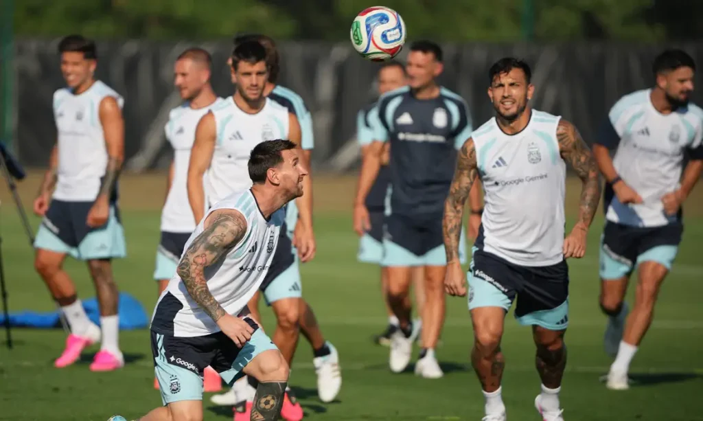 Lionel Messi, Leandro Paredes e companheiros da seleção argentina durante o treino no Centro de Treinamento do Sporting KC, Kansas City, EUA 
24 de junho de 2026  
IMAGN IMAGES via Reuters/Denny Medley