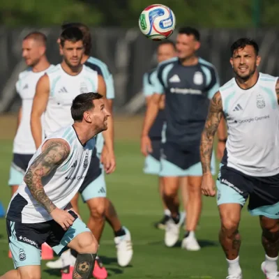 Lionel Messi, Leandro Paredes e companheiros da seleção argentina durante o treino no Centro de Treinamento do Sporting KC, Kansas City, EUA
24 de junho de 2026
IMAGN IMAGES via Reuters/Denny Medley