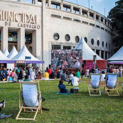 A Feira do Livro, festival literário gratuito realizado na capital paulista desde 2022, divulgou nesta terça-feira (19) a primeira lista de autores convidados. Instalada na Praça Charles Miller, em frente ao Estádio do Pacaembu, a edição deste ano terá maior duração, com 9 dias de programação, de 29 de junho a 7 de julho. Foto: Feira do Livro SP/Divulgação