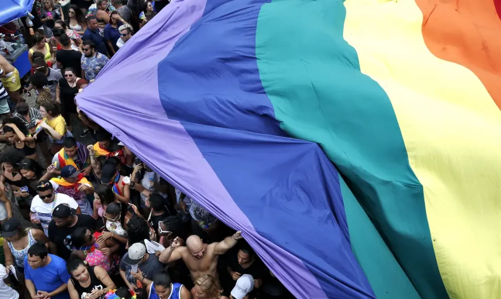 Rio de Janeiro - A 22ª edição da Parada do Orgulho LGBT (Lésbicas, Gays , Bissexuais, Travestis, Transexuais e Transgêneros) leva milhares de pessoas à Praia de Copacabana (Tânia Rêgo/Agência Brasil)