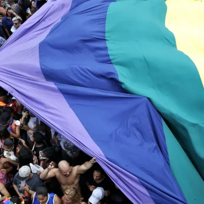 Rio de Janeiro - A 22ª edição da Parada do Orgulho LGBT (Lésbicas, Gays , Bissexuais, Travestis, Transexuais e Transgêneros) leva milhares de pessoas à Praia de Copacabana (Tânia Rêgo/Agência Brasil)