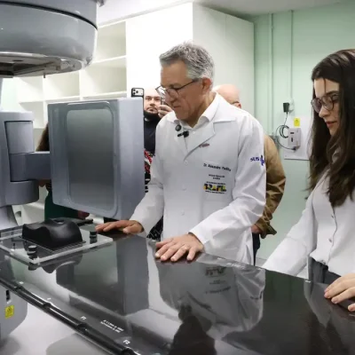 Rio de Janeiro (RJ), 27/06/2026 - O ministro da Saúde, Alexandre Padilha, visita o acelerador linear para a realização de radioterapia, equipamento entregue pelo Programa Agora Tem Especialistas para tratamento oncológico no Hospital Universitário Clementino Fraga Filho - HUCFF, na Cidade Universitária. Foto: Rovena Rosa/Agência Brasil