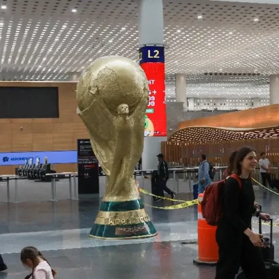Passageiros passam por réplica gigante do troféu da Copa do Mundo no Aeroporto Internacional da Cidade do México
18 de maio de 2026 REUTERS/Henry Romero