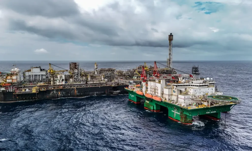 28/05/2026 - Pré-sal da Bacia de Santos -Esta é a P-67, uma unidade gigante do tipo FPSO (sistema flutuante de produção, armazenamento e transferência) que opera no pré-sal da Bacia de Santos. Com impressionantes 353 mil toneladas, 288 metros de comprimento, 54 metros de largura e 31 metros de altura, essa estrutura colossal tem capacidade para processar diariamente até 150 mil barris de petróleo e comprimir até 6 milhões de m³ de gás natural. Mostrar o cotidiano, a segurança e a dedicação dos profissionais que trabalham embarcados nessa superestrutura é uma forma de valorizar quem constrói a nossa história todos os dias.Como parte ativa do Programa Pró-Equidade de Gênero e Raça, a Petrobras reafirma o compromisso de construir um ambiente de trabalho mais inclusivo e representativo, quebrando barreiras históricas no setor offshore e impulsionando a equidade tanto em terra quanto mar afora. Foto: Rafa Neddermeyer/Agência Brasil