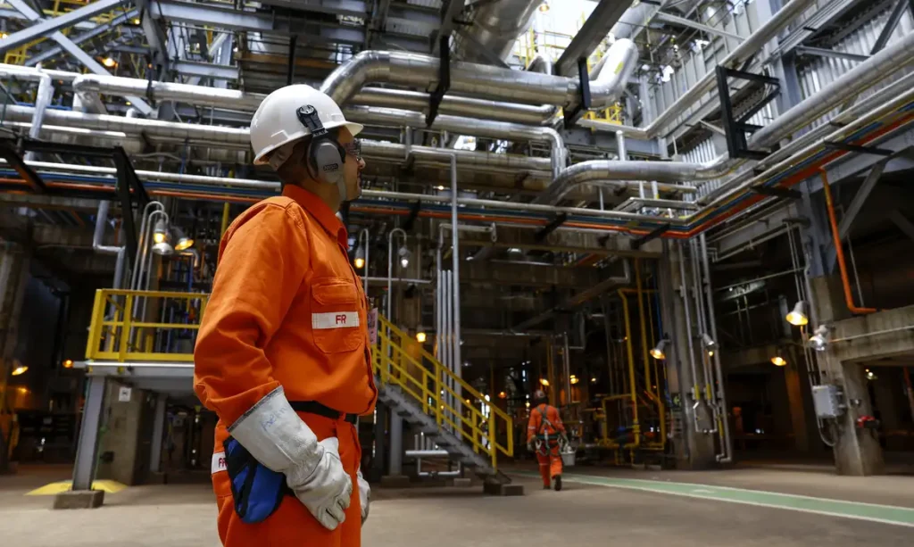 Ipojuca (PE) 01/11/2024 – O gerente de projeto na Refinaria Abreu e Lima (RNEST), da Petrobras, Rodrigo Avelino, em visita técnica na unidade U-93 de abatimento de emissões de gases SNOX, que transforma óxido de enxofre e óxido de nitrogênio em ácido sulfúrico a ser comercializado. A estrutura será a primeira do tipo a funcionar nas Américas, terceira no mundo.  Foto: Fernando Frazão/Agência Brasil