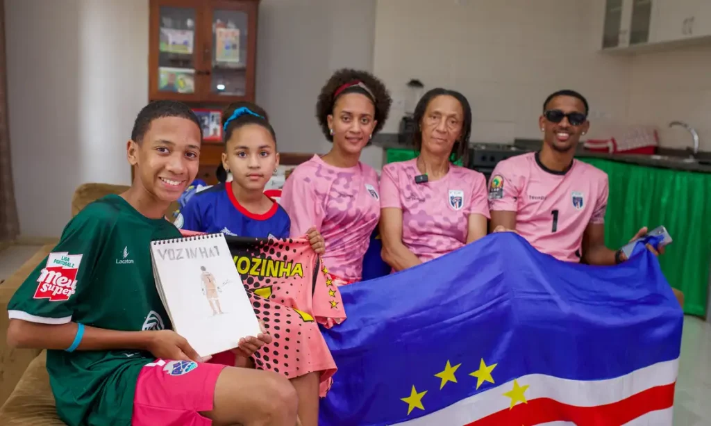 Ana Candida Evora, mãe do goleiro cabo-verdiano Vozinha, posa para uma foto com outros membros da família durante uma entrevista à Reuters, em sua casa no Mindelo, em São Vicente, Cabo Verde
16 de junho de 2026
REUTERS/Davidson Alves