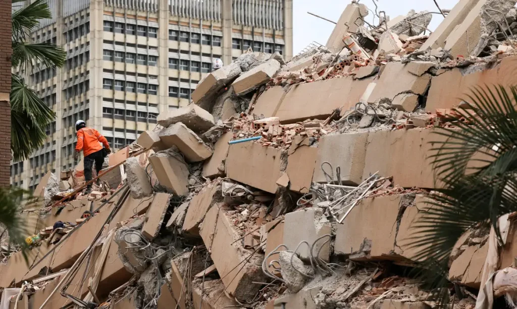 A rescuer works at the site of a collapsed building after earthquakes hit the country, in Caracas, Venezuela, June 25, 2026. REUTERS/Leonardo Fernandez Viloria